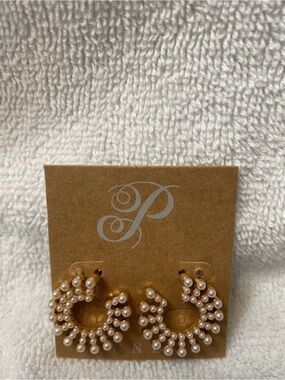 Plunder- Pearl Cluster Hoop Earrings in Cream and Gold